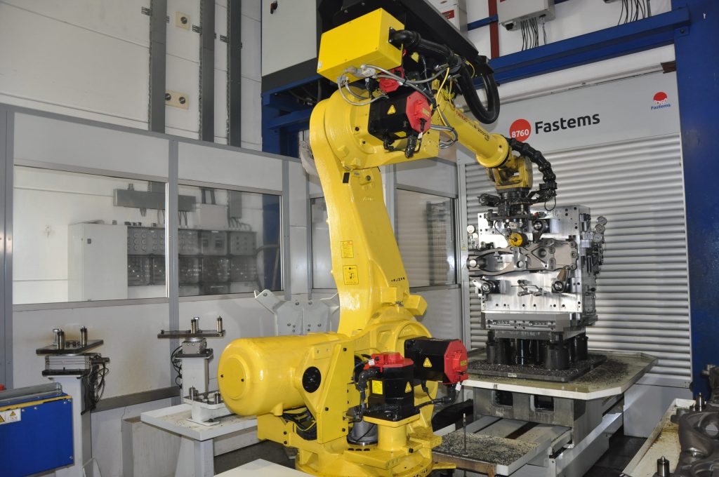 Connecting a robot cell to MLS allows the automatic loading and unloading of clamping devices, and robotic deburring of the workpieces.