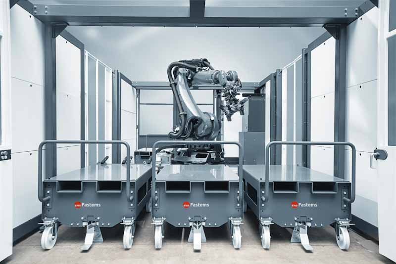 Roboterzelle mit Materialstationen