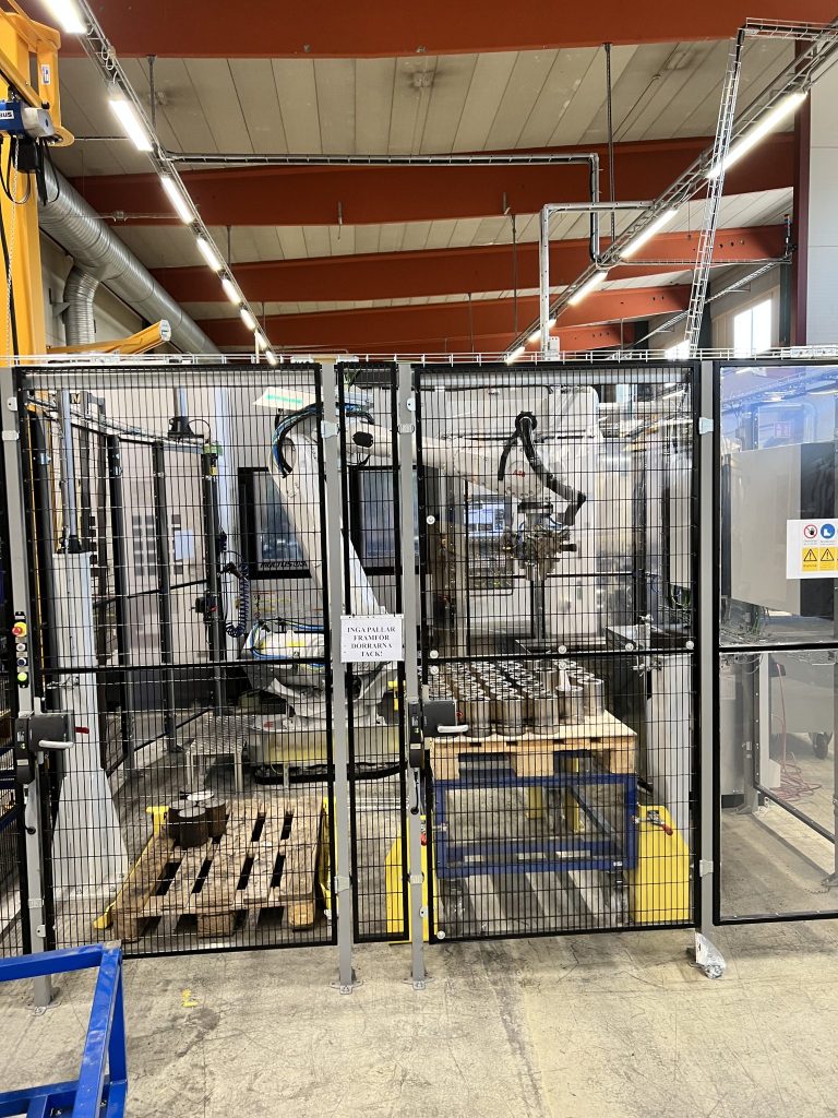 Robot cell loads and unloads workpieces directly from the pallet.